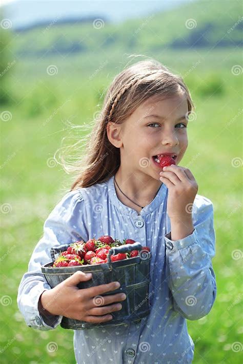 Bambino che mangia fragole