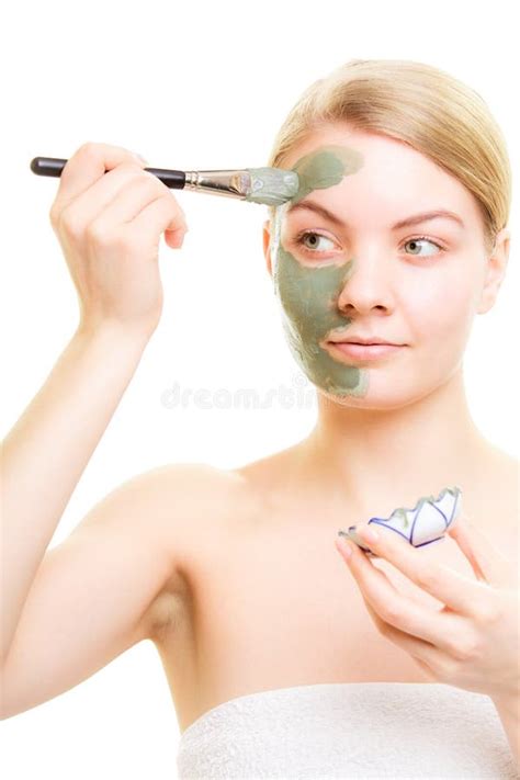 donna che applica una maschera viso naturale