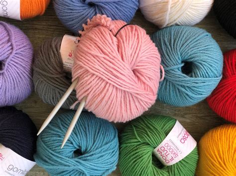 Scelta di gomitoli di lana colorati e ferri da maglia
