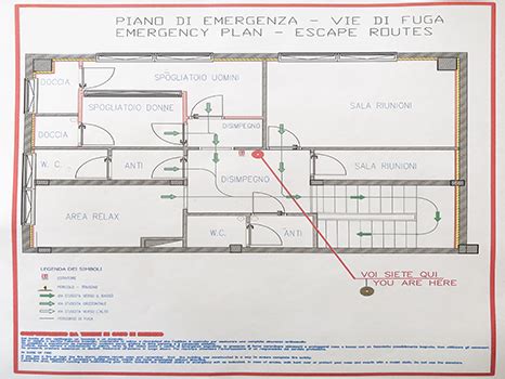 Plan generale di una scuola con vie di fuga