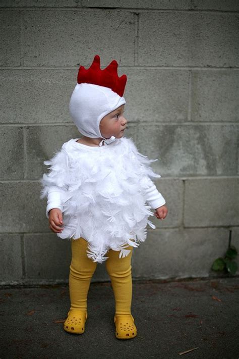 Bambino con costume da gallina fai da te