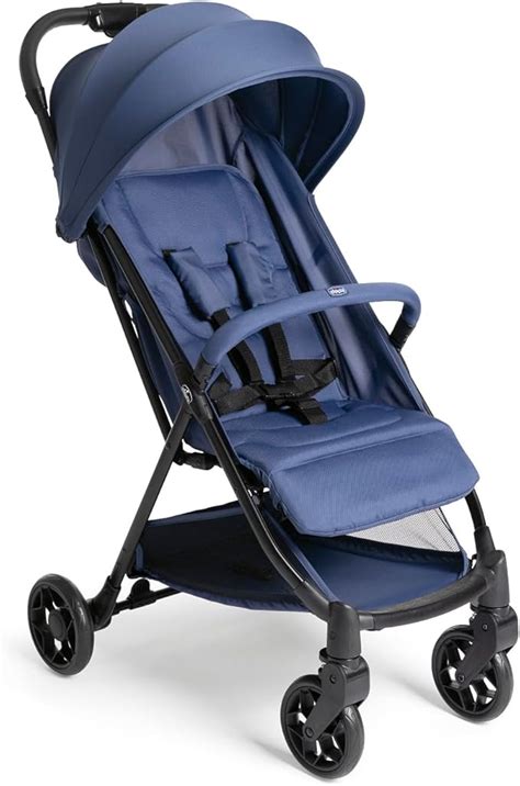 Passeggino leggero Chicco in un contesto urbano