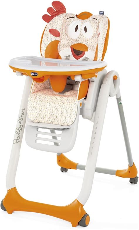 Genitore che sposta il seggiolone Chicco Polly 2 Start grazie alle ruote