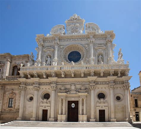 Dettagli scultorei del pozzo barocco