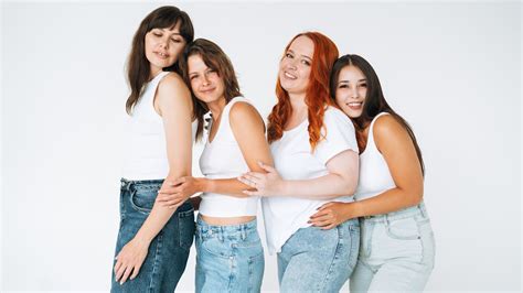 Donne con forme diverse che celebrano la body positivity