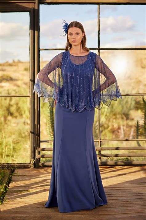 Modella curvy incinta che indossa abiti eleganti e comodi