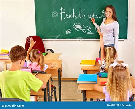 insegnante in aula con bambini