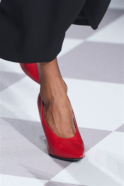 linea di scarpe sportive per neonati esposte in modo ordinato