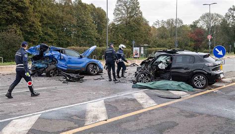 Scena dell'incidente stradale con veicolo su marciapiede