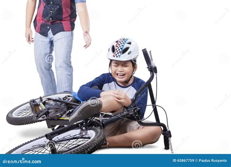 bambino che cade dal passeggino