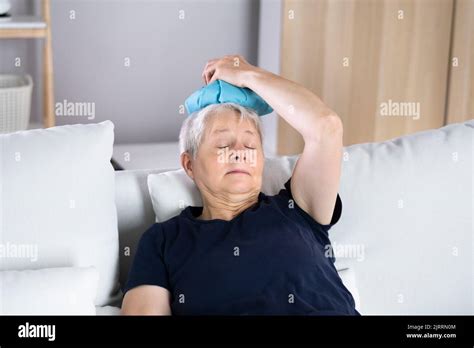 bambino con impacco di ghiaccio sulla fronte