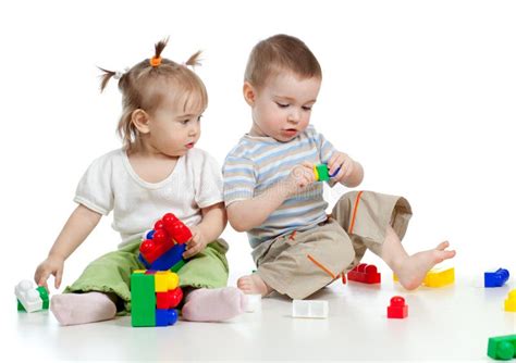Bambini gemelli che giocano, ognuno con un giocattolo diverso
