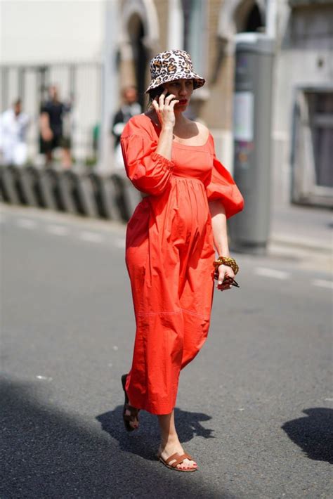 Donna incinta in outfit estivo premaman con abito leggero