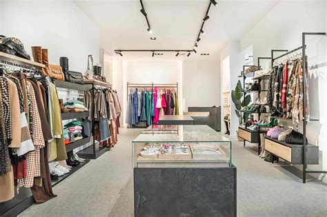 Donna incinta che prova vestiti in un negozio, simbolo di acquisti intelligenti