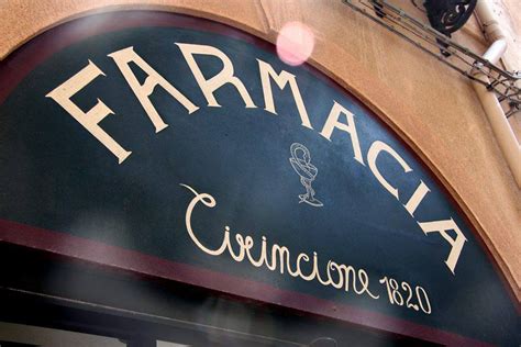 rappresentazione storica di una farmacia antica con erbe medicinali