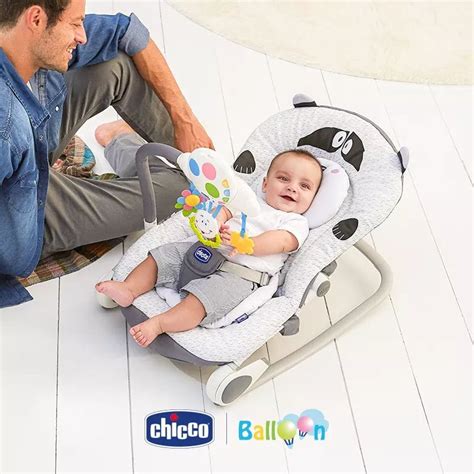 Bambino in sdraietta interattiva