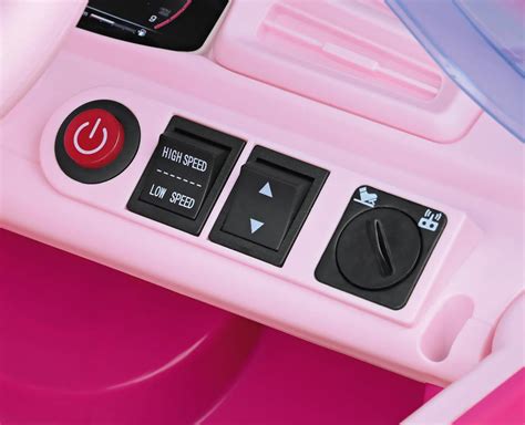 Dettaglio del cruscotto elettronico della Barbie RC Peg Perego con attacco USB e luci LED