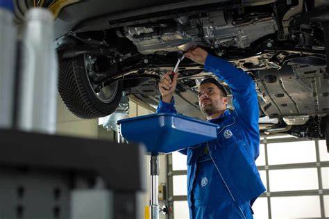 Manutenzione periodica di un seggiolino auto: controllo degli agganci