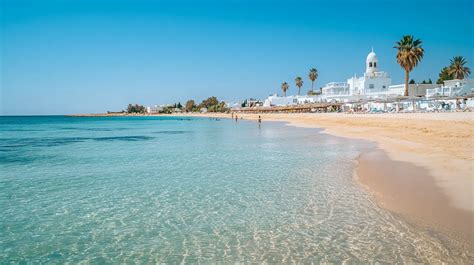Panorama della costa tunisina con spiagge dorate e mare blu