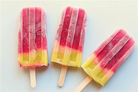 disegno stilizzato di vari tipi di ghiaccioli colorati e frutta estiva come angurie e pesche