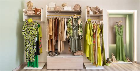 Interno negozio Prénatal con assortimento abbigliamento