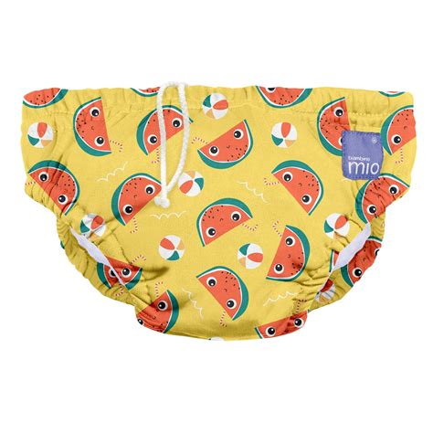 Bambino con pannolino contenitivo in piscina