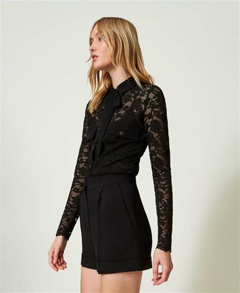 Jumpsuit corta in pizzo nero per un look audace