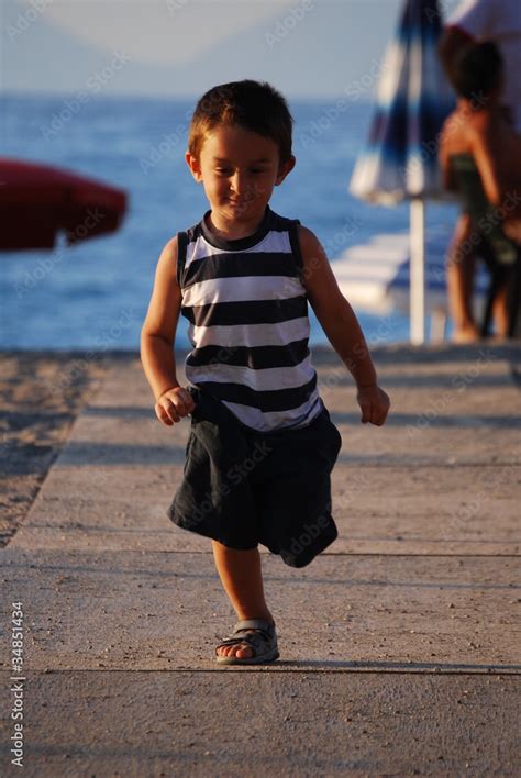 Bambino che corre con sandali sportivi
