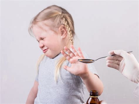 Bambino che assume antibiotico