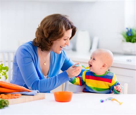 Bambino di sei mesi che assaggia la sua prima pappa