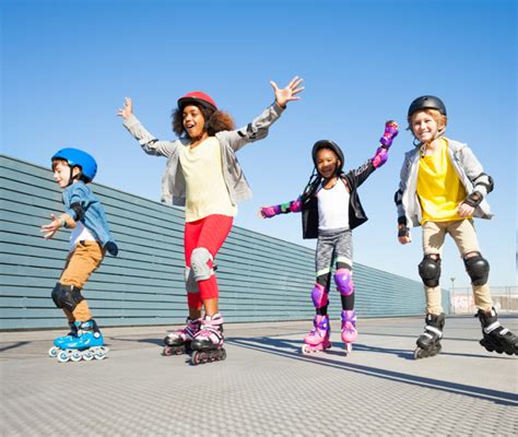 Bambini impegnati in un corso di pattinaggio in linea