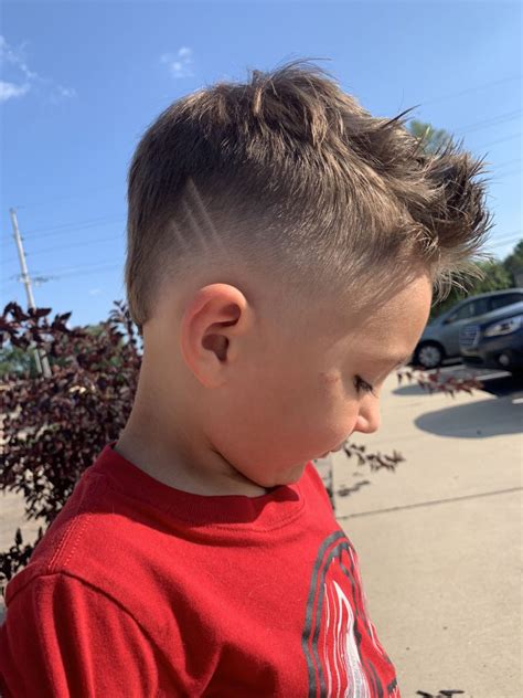 bambino con taglio mullet