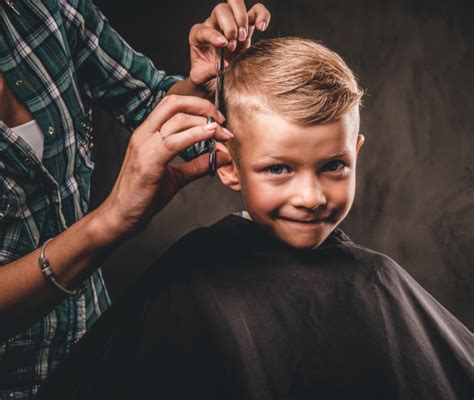 bambino con taglio a castoro e ciuffo