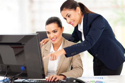 Donne che lavorano al computer con un neonato in braccio