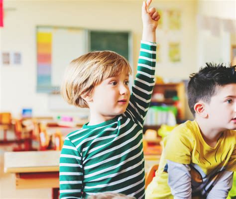 Bambino di 5 anni che gioca all'aperto