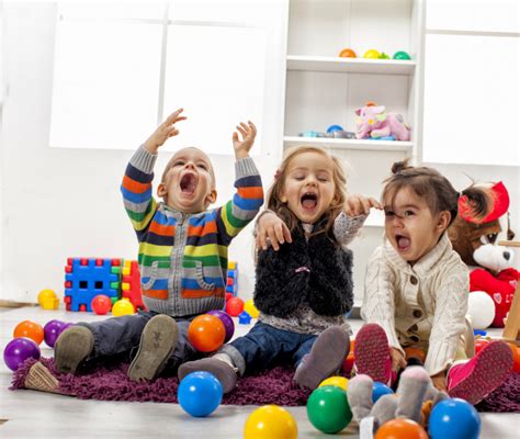 Bambini di 5 anni che interagiscono durante il gioco di gruppo