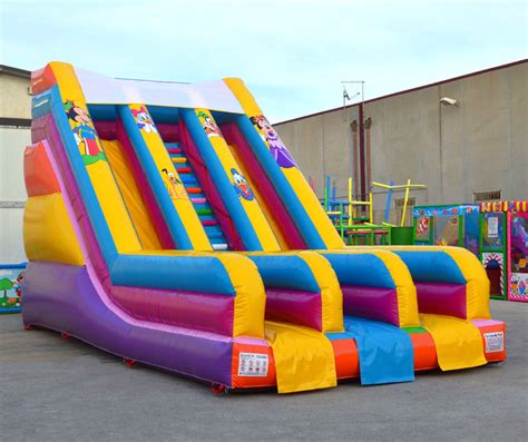 Bambini che giocano sui gonfiabili alla Fun Area