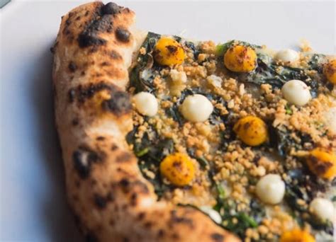 Dettaglio della pizza Beatrice con ingredienti gourmet