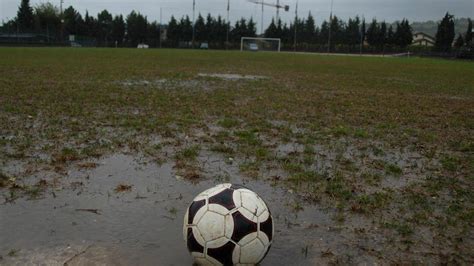 Campo di calcio giovanile sotto la pioggia