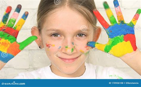 Bambino che gioca con le mani