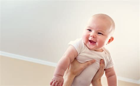 Neonato in posizione verticale dopo la poppata