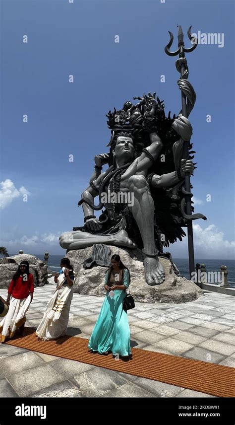 Statua di Siva in sukhasana a Rishikesh