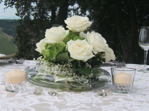 Tavola battesimo con centrotavola floreale