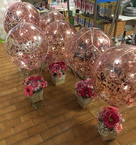 Centrotavola con fiori bianchi e palloncini colorati