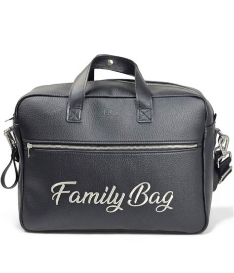 mamma con borsa cambio elegante al parco