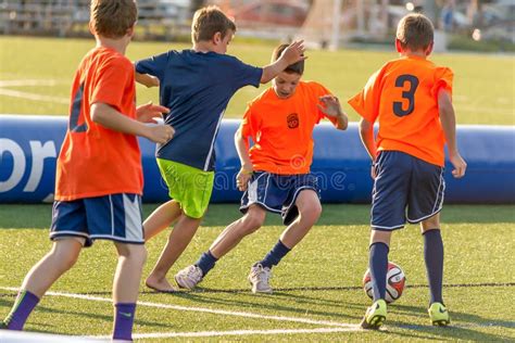 Ragazzi che giocano a calcio con la madre