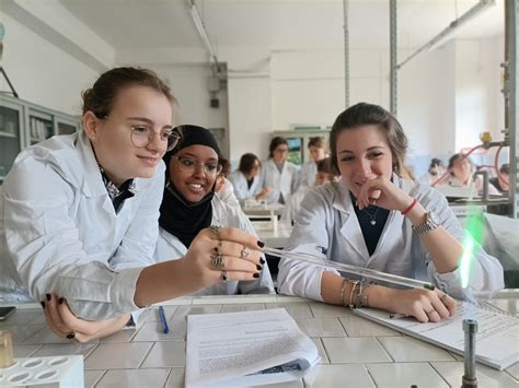 Studentesse in un laboratorio scientifico in Medio Oriente