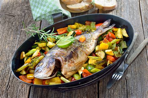 Piatto di pesce azzurro con verdure