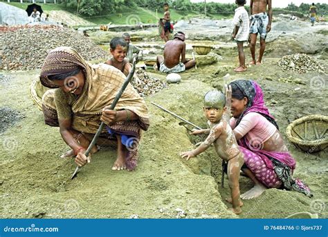 Donne che lavorano e bambini