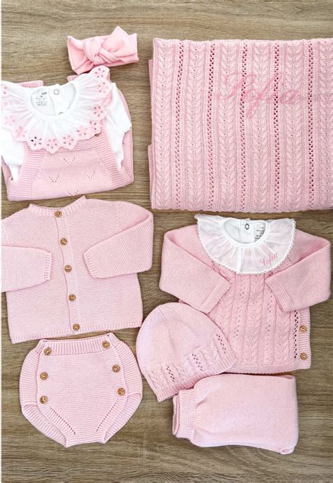 Un'immagine artistica che ritrae un corredino ordinato, pronto per l'uso, sottolineando l'importanza della preparazione